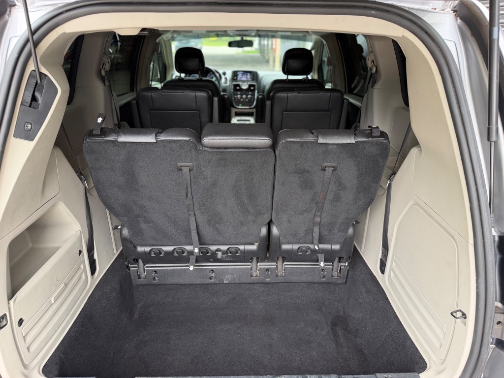 2015 Chrysler Town And Country - $7,495