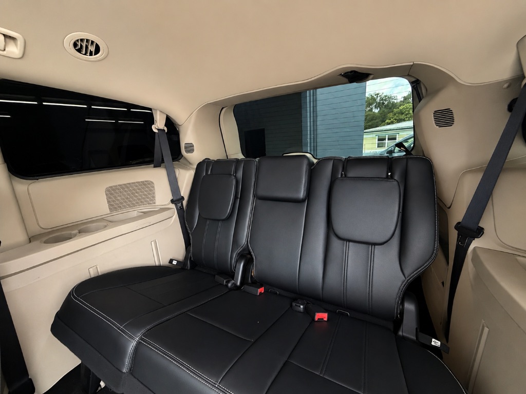 2015 Chrysler Town And Country - $7,495