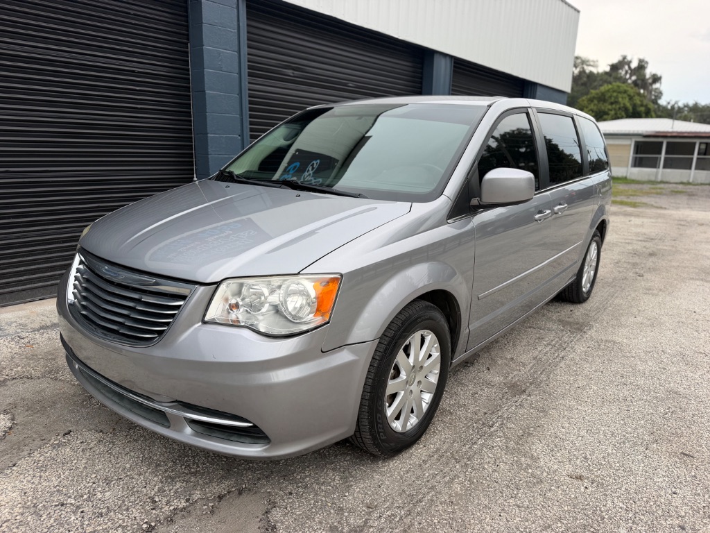2015 Chrysler Town And Country - $7,495