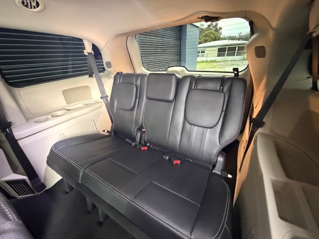 2015 Chrysler Town And Country - $7,495