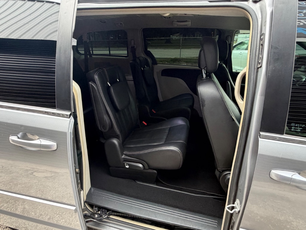 2015 Chrysler Town And Country - $7,495