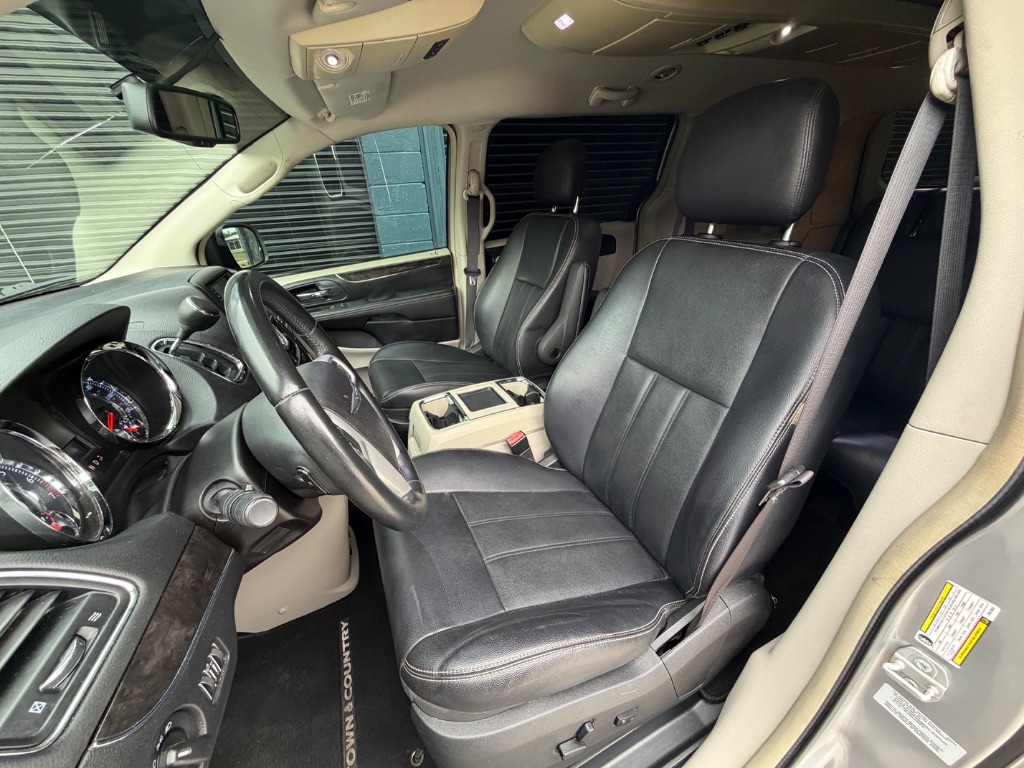 2015 Chrysler Town And Country - $7,495