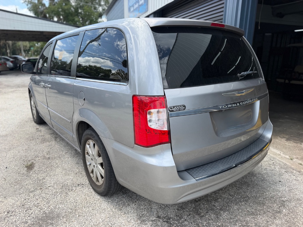 2015 Chrysler Town And Country - $7,495