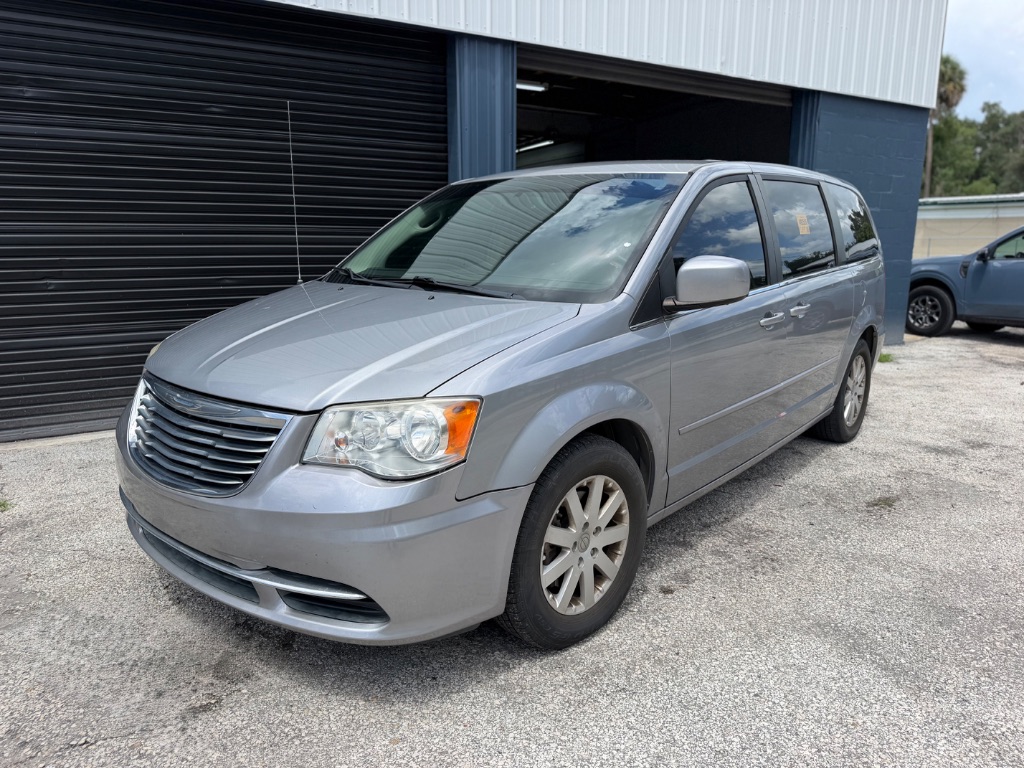 2015 Chrysler Town And Country - $7,495