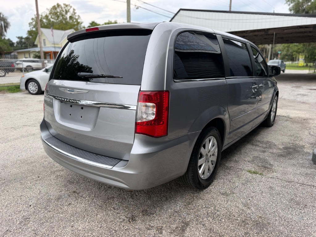2015 Chrysler Town And Country - $7,495