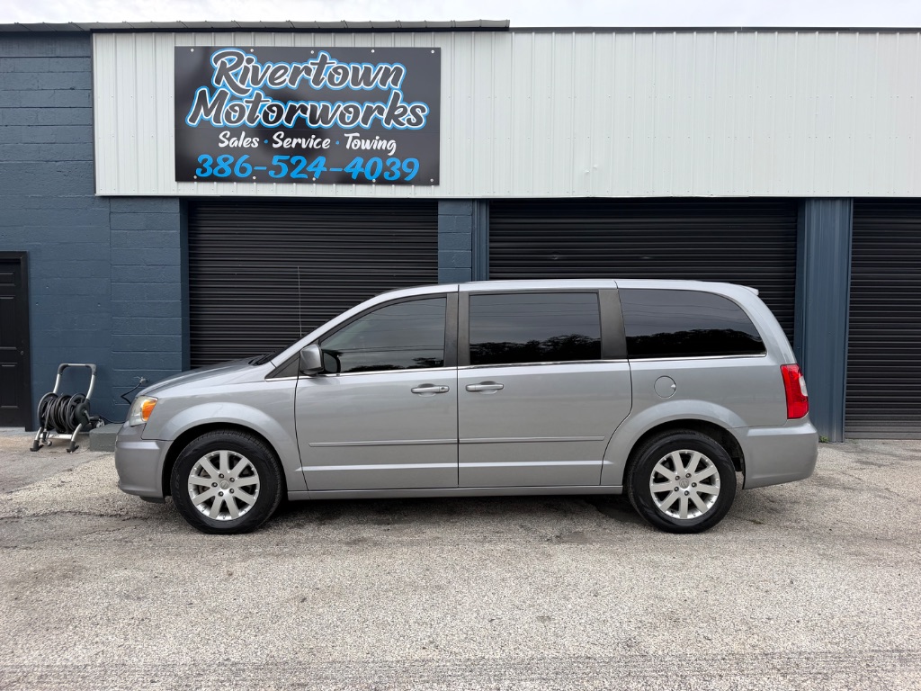 2015 Chrysler Town And Country - $7,495