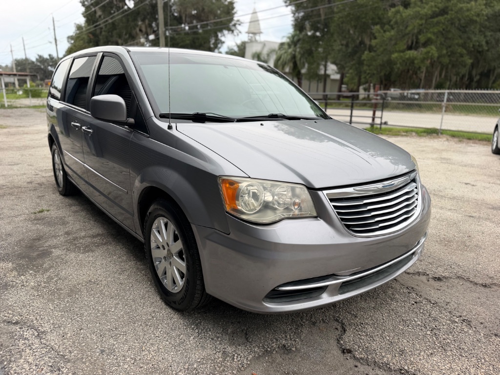 2015 Chrysler Town And Country - $7,495
