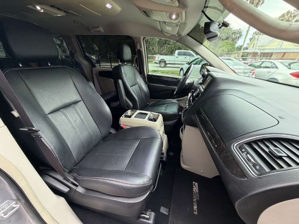 2015 Chrysler Town And Country - $7,495
