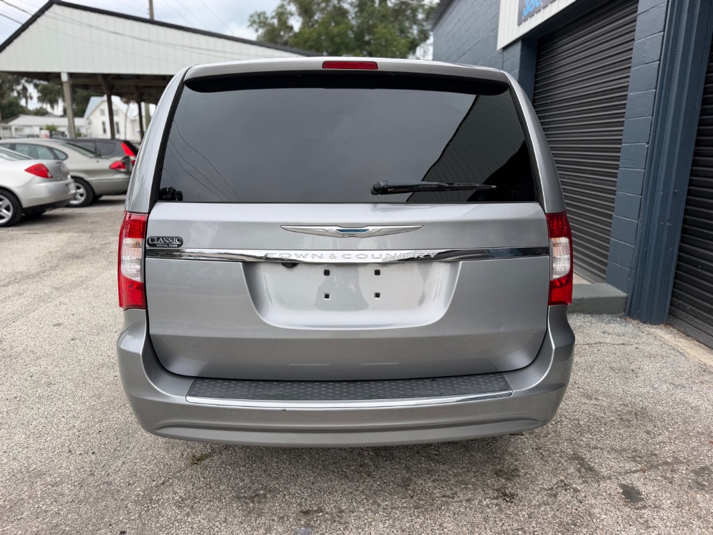 2015 Chrysler Town And Country - $7,495