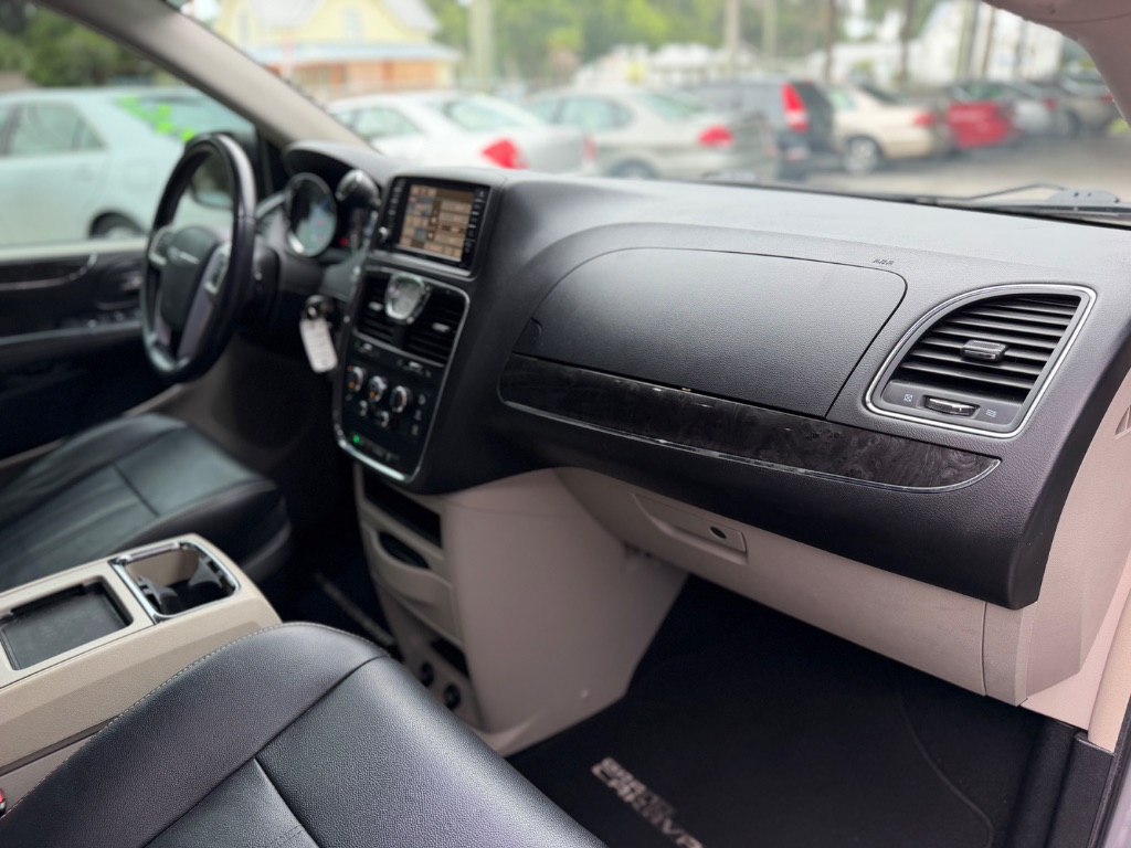 2015 Chrysler Town And Country - $7,495
