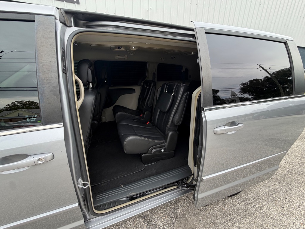2015 Chrysler Town And Country - $7,495