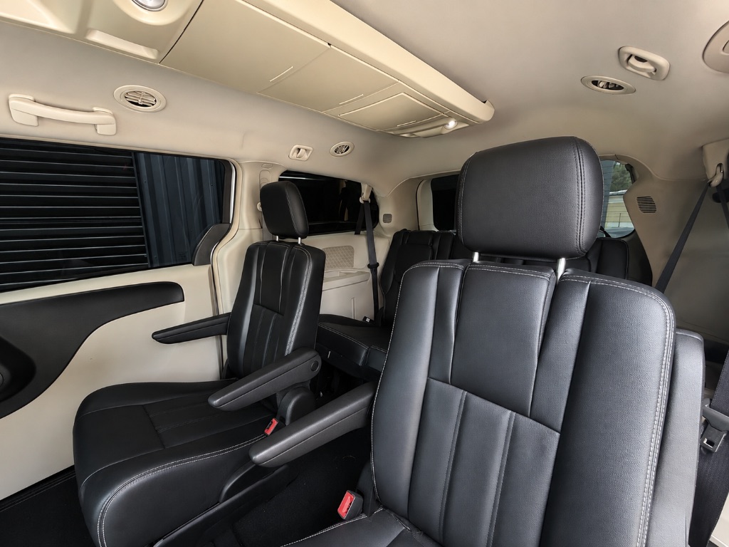 2015 Chrysler Town And Country - $7,495