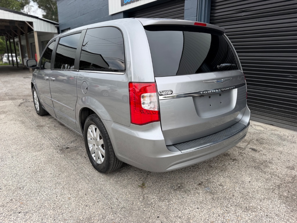 2015 Chrysler Town And Country - $7,495
