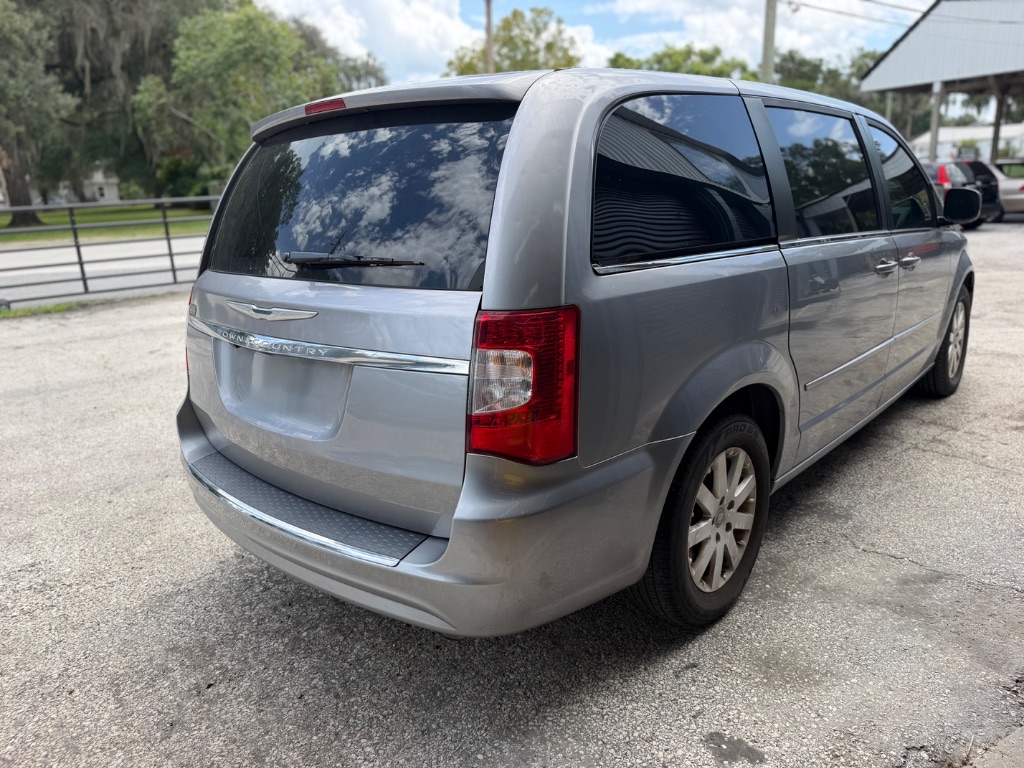 2015 Chrysler Town And Country - $7,495