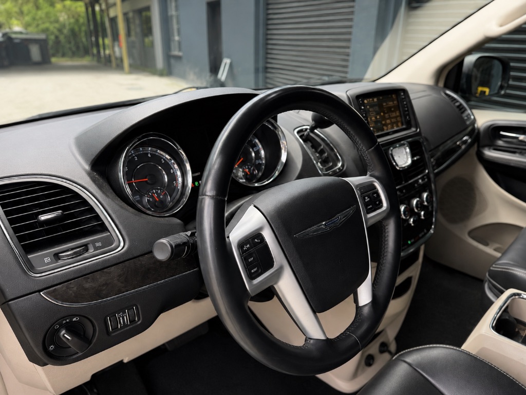 2015 Chrysler Town And Country - $7,495