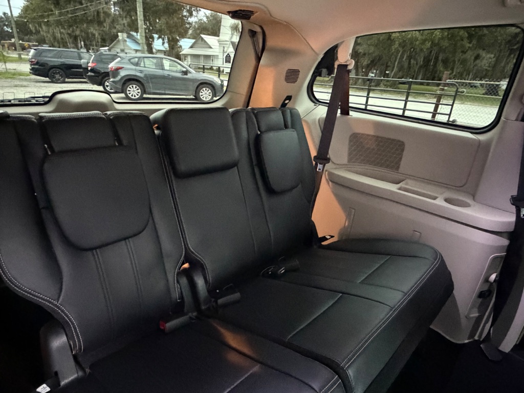 2015 Chrysler Town And Country - $7,495