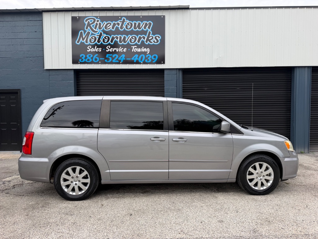 2015 Chrysler Town And Country - $7,495