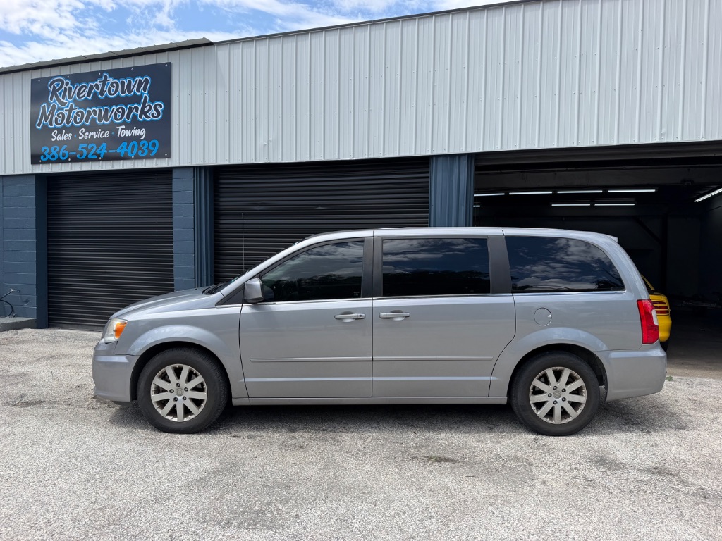 2015 Chrysler Town And Country - $7,495