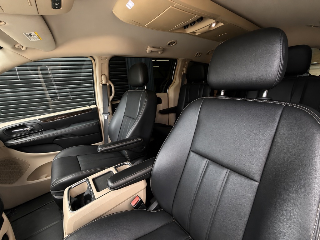2015 Chrysler Town And Country - $7,495