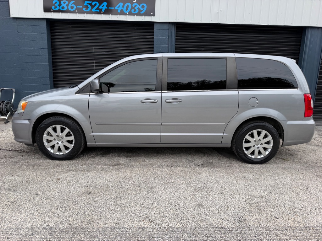 2015 Chrysler Town And Country - $7,495