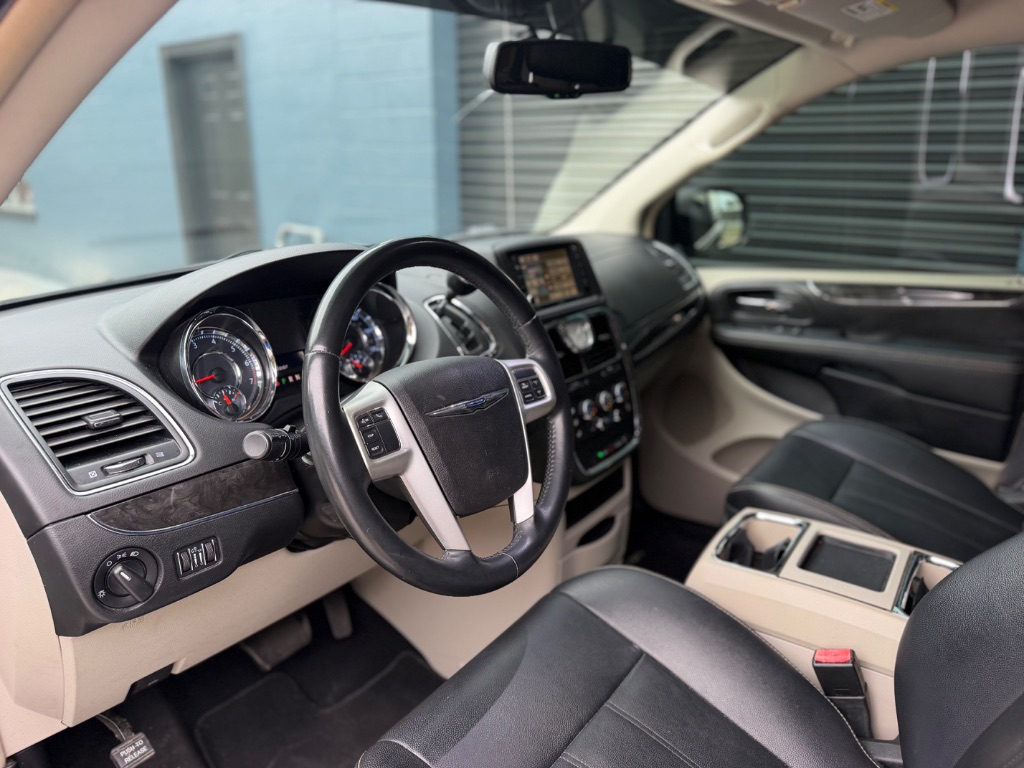 2015 Chrysler Town And Country - $7,495
