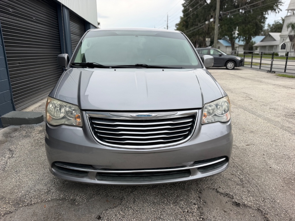 2015 Chrysler Town And Country - $7,495