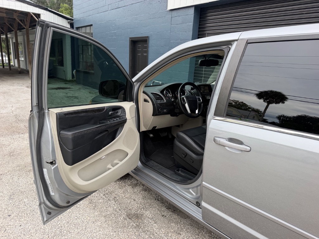 2015 Chrysler Town And Country - $7,495