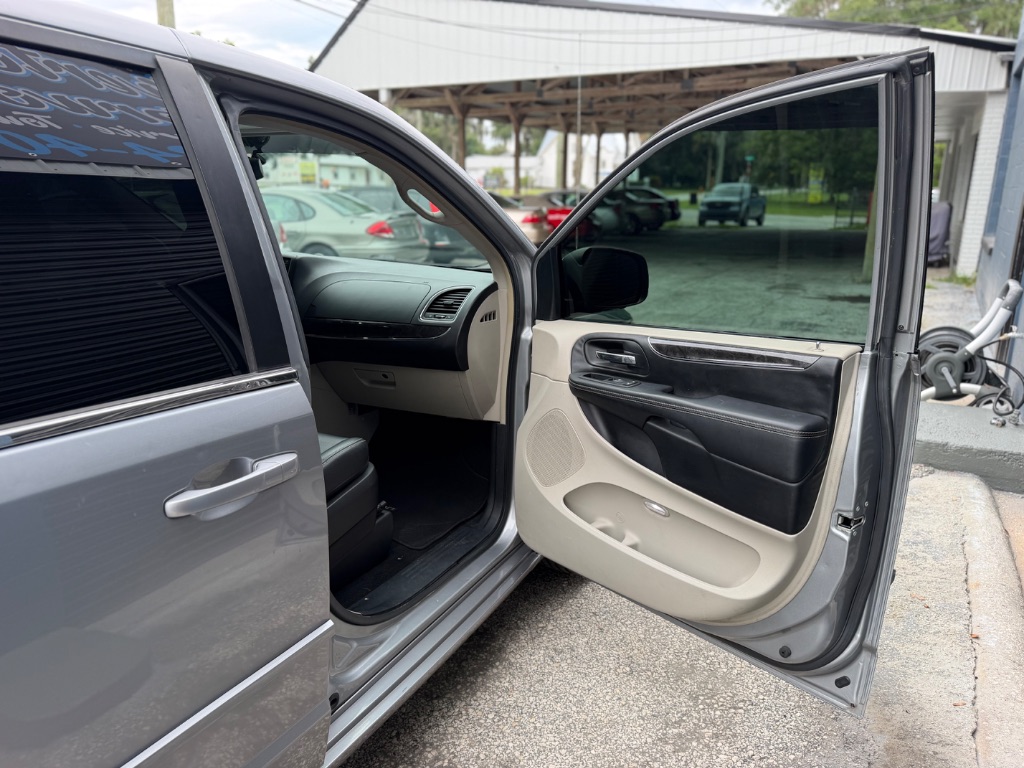 2015 Chrysler Town And Country - $7,495