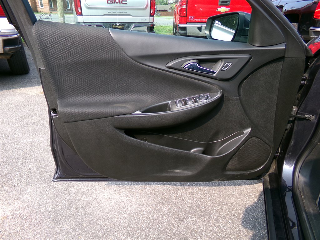 2023 Chevrolet Malibu - $21,990