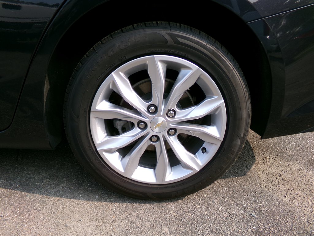 2023 Chevrolet Malibu - $21,990