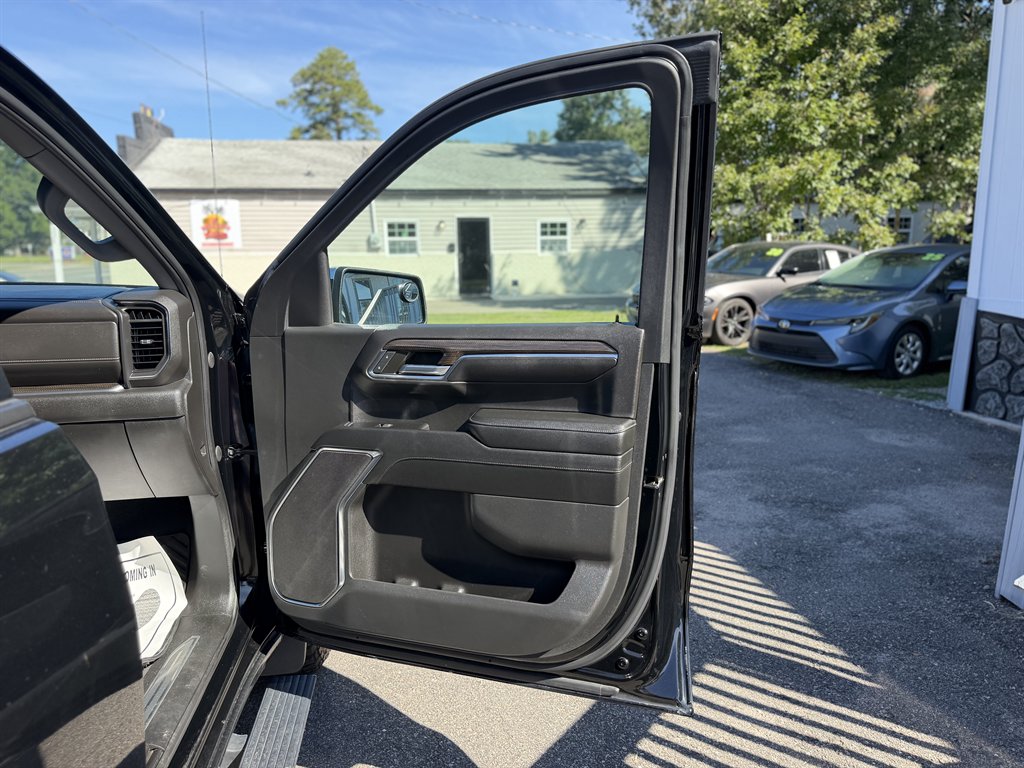 2023 Chevrolet Silverado - $35,995