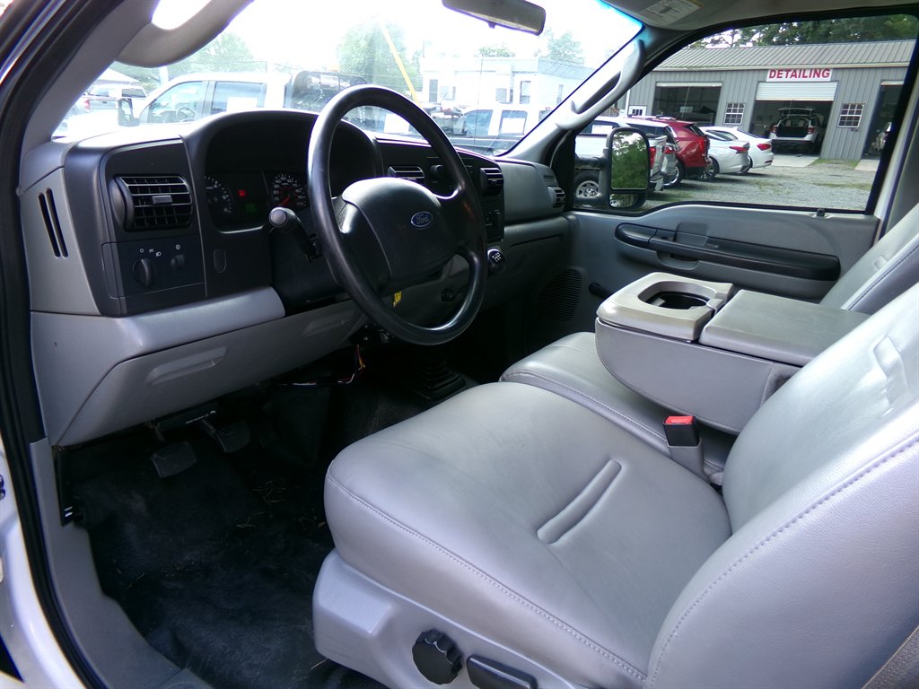 2006 Ford F-550 - $11,995