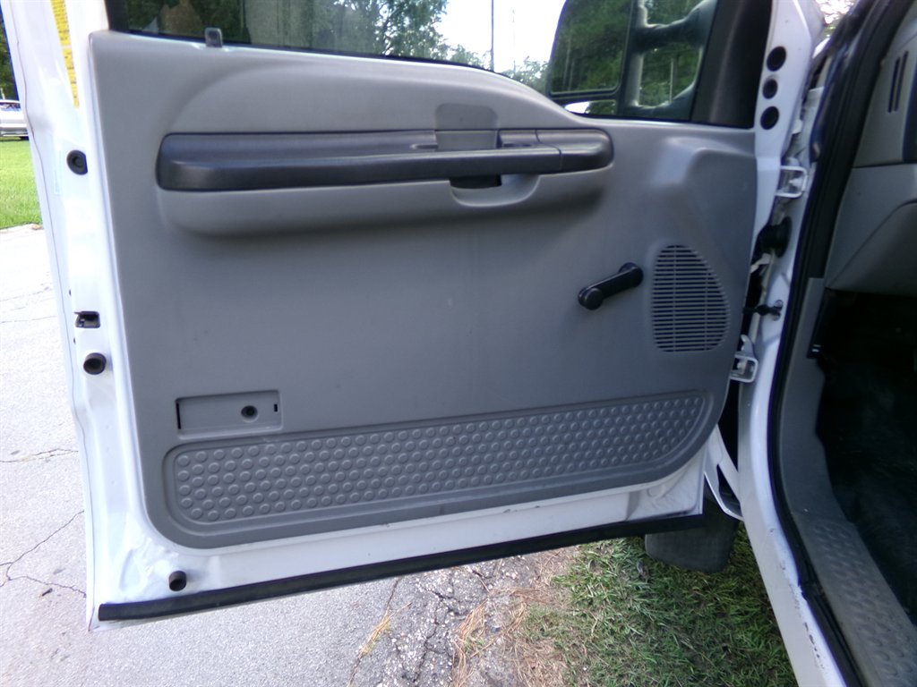 2006 Ford F-550 - $11,995