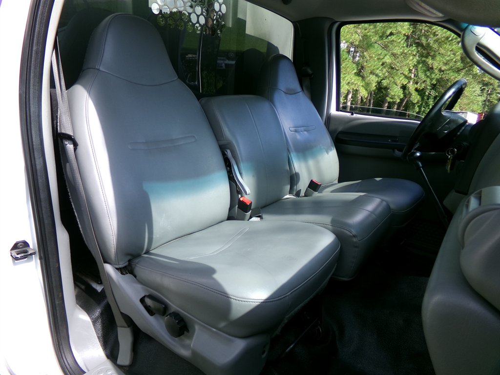 2006 Ford F-550 - $11,995