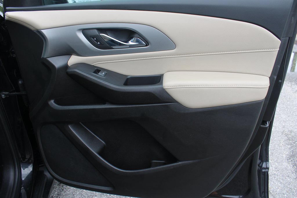 2022 Chevrolet Traverse - $25,990