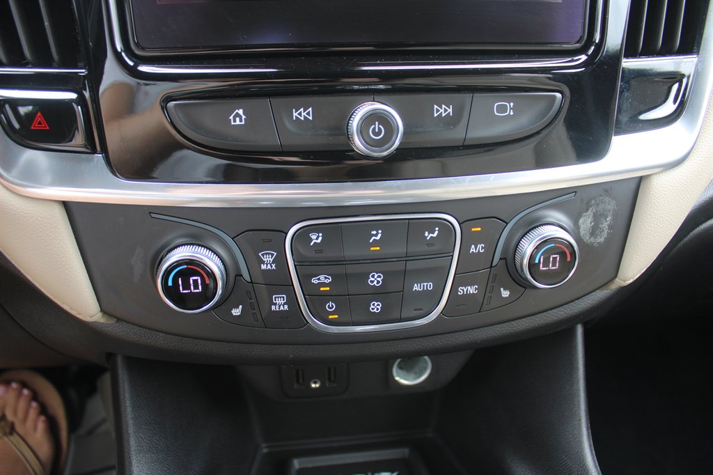 2022 Chevrolet Traverse - $25,990