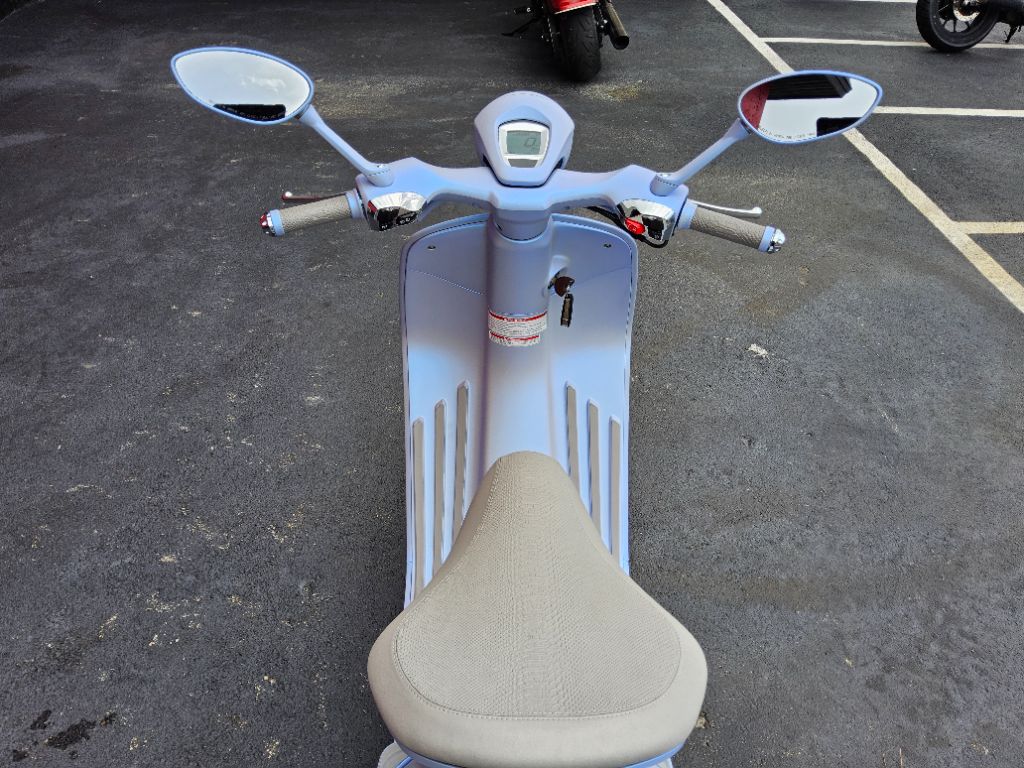 2025 Vespa 946 - $9,995