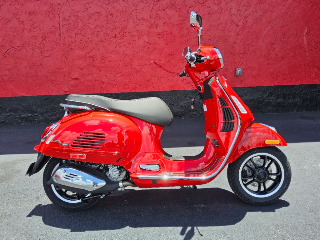 2027 Vespa GTS 310 - $8,199