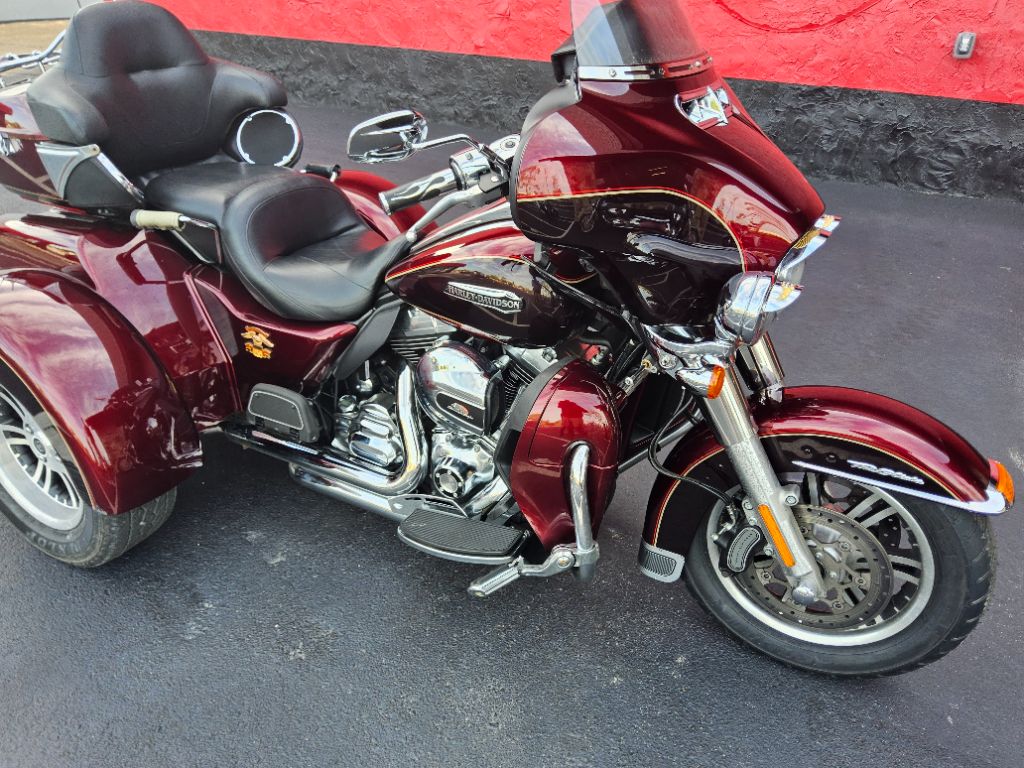 2014 Harley Davidson TRI Glide Flhtcutg - $21,995