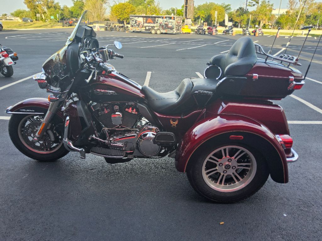 2014 Harley Davidson TRI Glide Flhtcutg - $21,995
