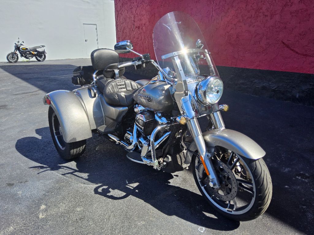 2017 Harley-davidson Freewheeler - $15,995