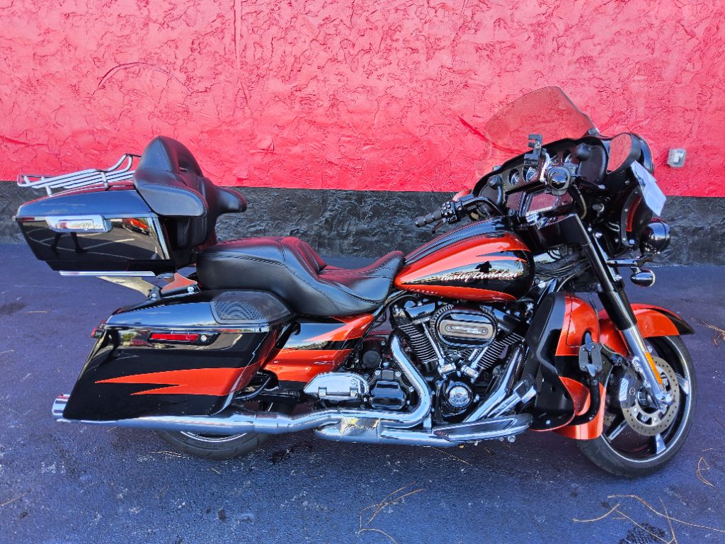 2017 Harley-davidson Cvo Street Glide - $17,995