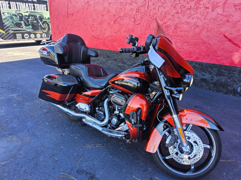 2017 Harley-davidson Cvo Street Glide - $17,995