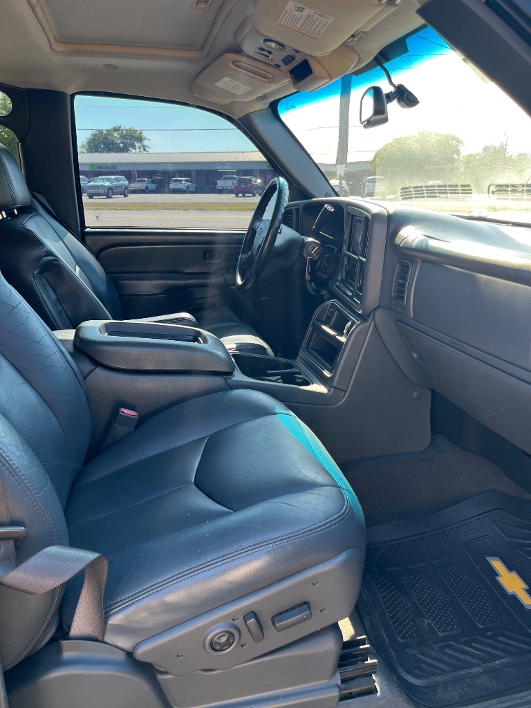 2004 Chevrolet Avalanche - $8,900