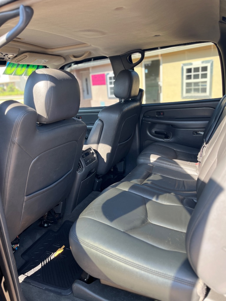 2004 Chevrolet Avalanche - $8,900