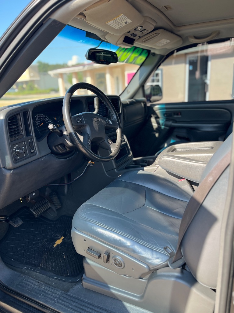 2004 Chevrolet Avalanche - $8,900