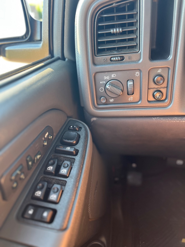 2004 Chevrolet Avalanche - $8,900