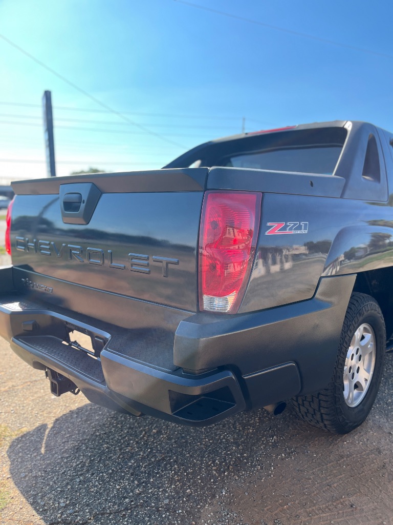 2004 Chevrolet Avalanche - $8,900