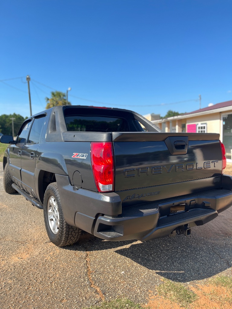 2004 Chevrolet Avalanche - $8,900