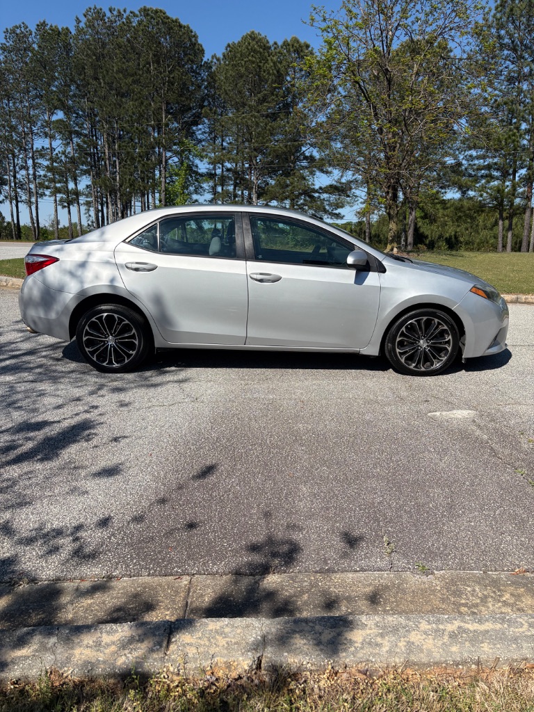 2016 Toyota Corolla - $9,400
